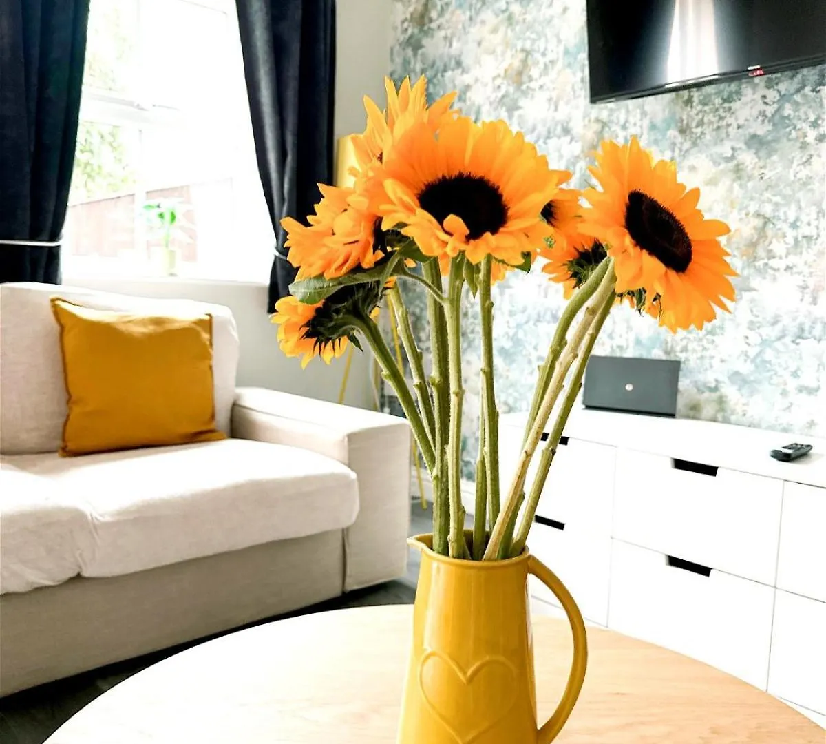 Stylish Village Townhouse W/ Parking - Near Leeds & York