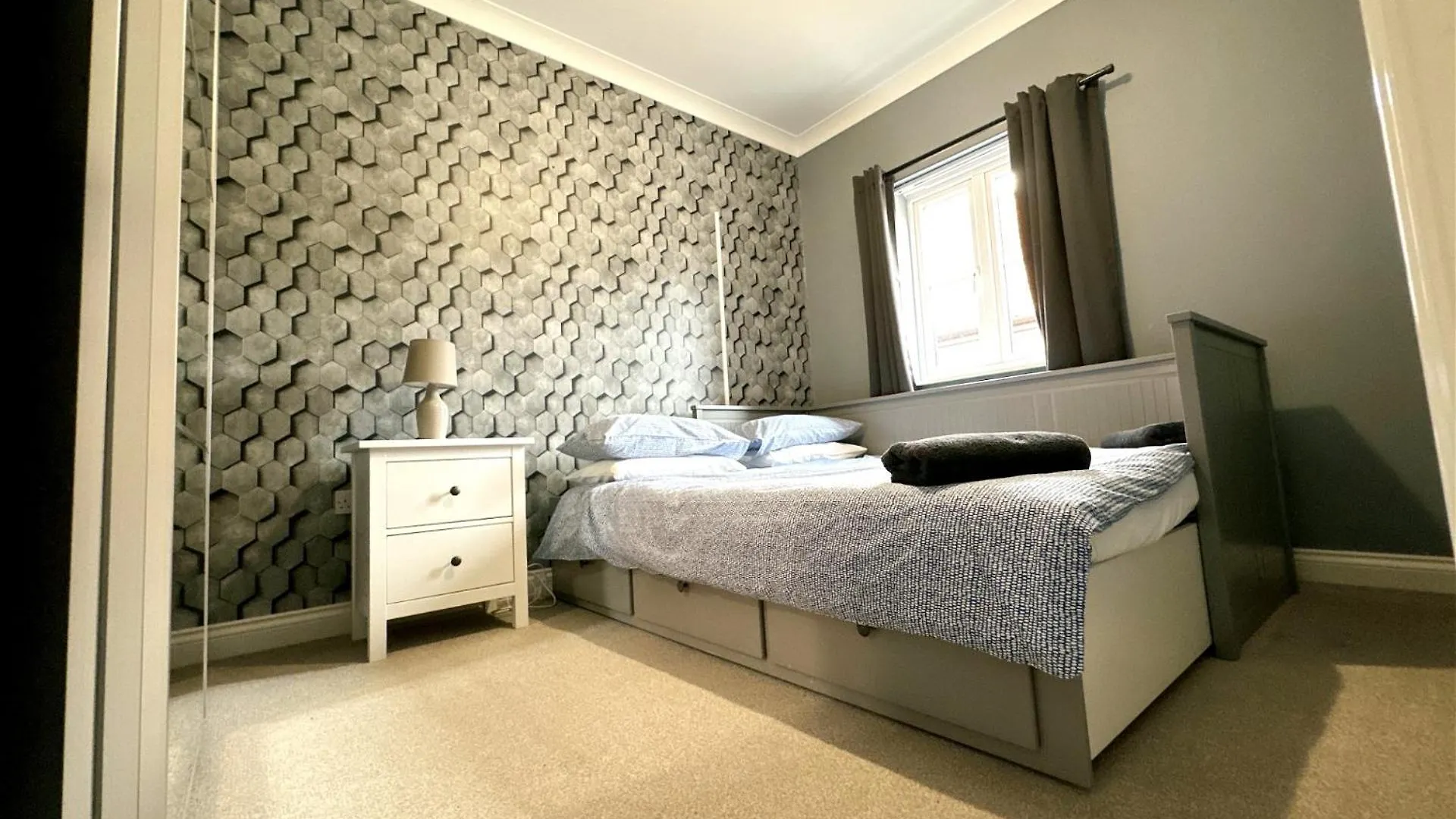 Stylish Village Townhouse W/ Parking - Near Leeds & York Leeds (West Yorkshire)