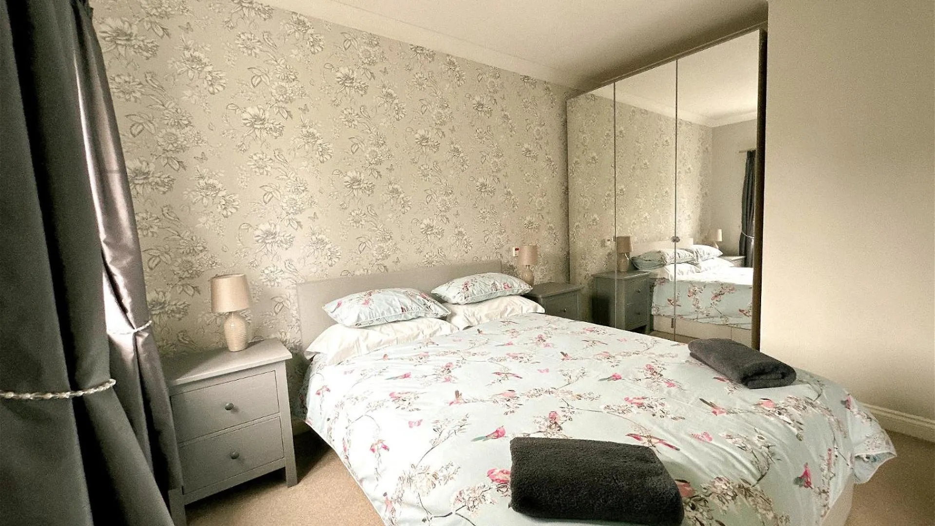 Stylish Village Townhouse W/ Parking - Near Leeds & York