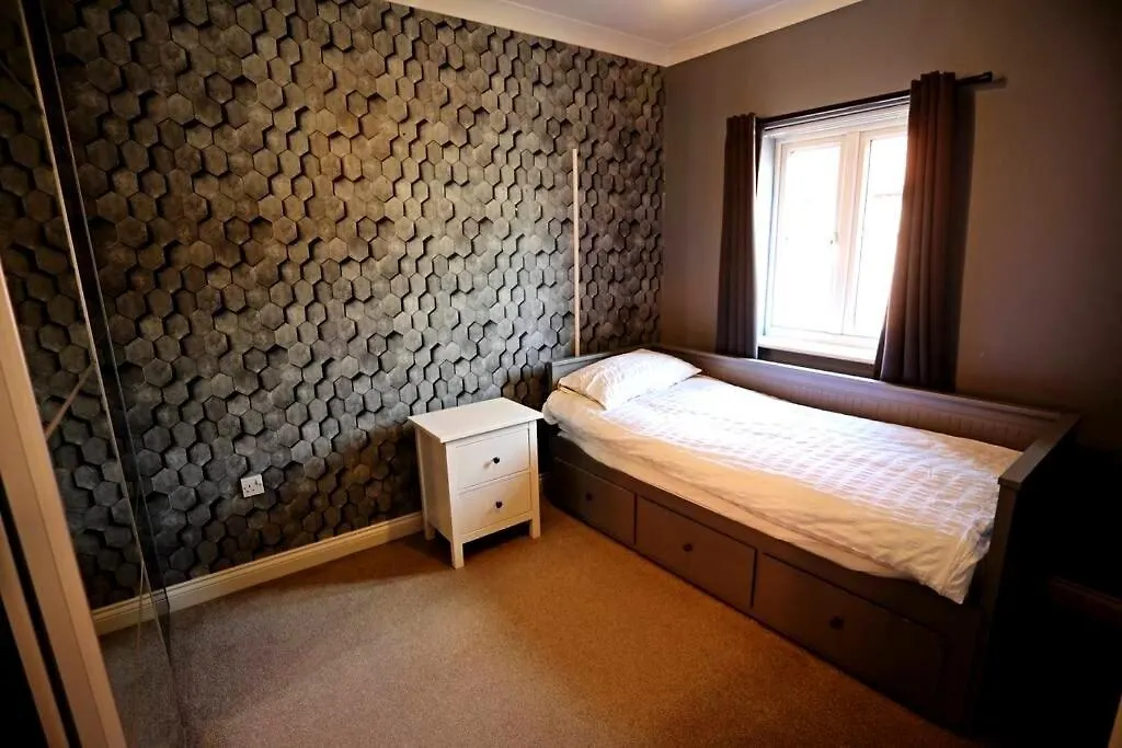 Stylish Village Townhouse W/ Parking - Near Leeds & York 0*, Leeds (West Yorkshire)
