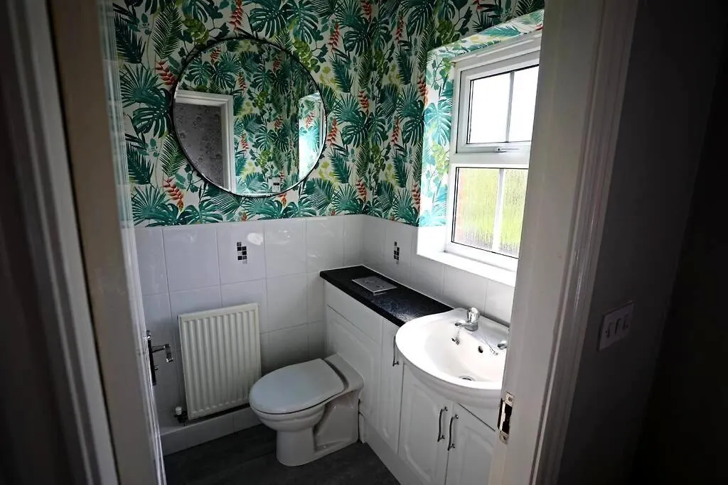 Stylish Village Townhouse W/ Parking - Near Leeds & York Casa de Férias Leeds (West Yorkshire)