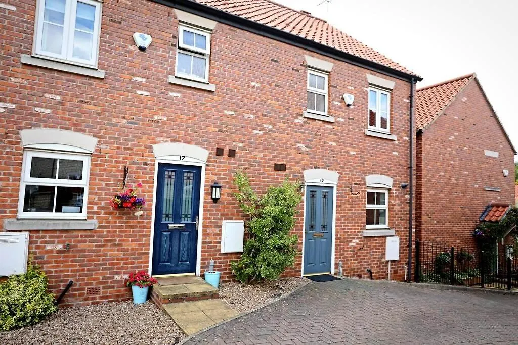 Stylish Village Townhouse W/ Parking - Near Leeds & York Casa de Férias