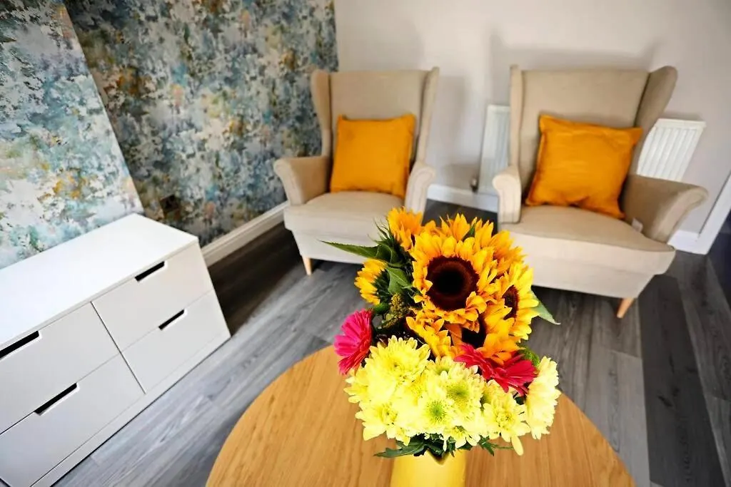 Stylish Village Townhouse W/ Parking - Near Leeds & York 0*, Leeds (West Yorkshire)